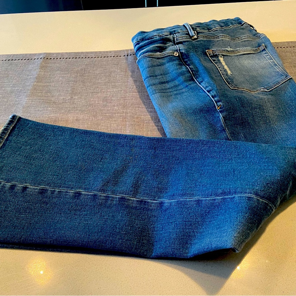Good American Slight Flair Size 28/30 Contour Comfy